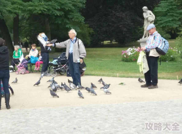 老头乐gayoldman2听说经常在公园喂鸽子还喜欢收集各种各样的老式怀表