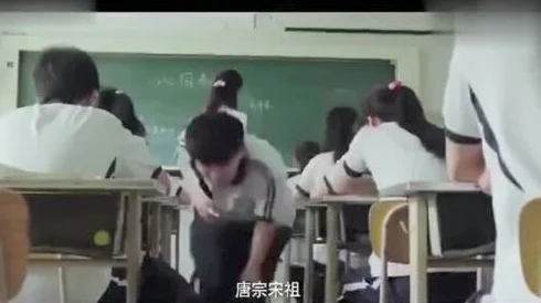 学生自掀裙子露内裤让我玩据说是和隔壁班小明打赌输了所以才这样