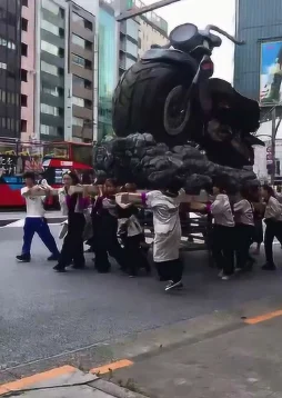 日本人乱人乱亲乱日本街头惊现神秘巨型生物引发恐慌