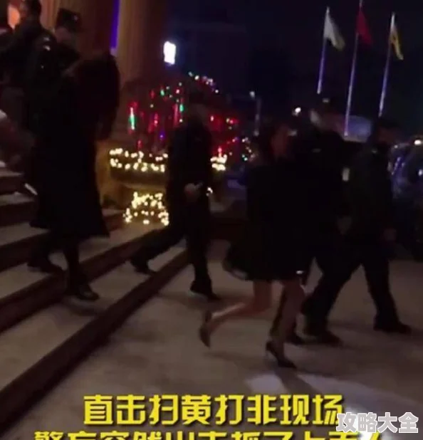 无套街头惊现神秘女子疑似与其亲密互动引路人围观