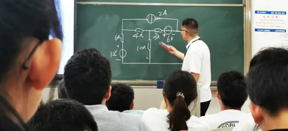 老师脱 让学生摸：这堂课居然成了最火的社会现象解析课！